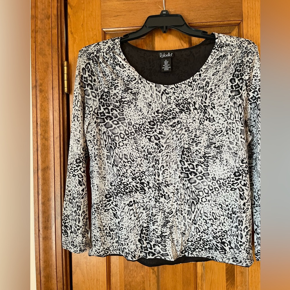 Rafaella top size XL 3/4 length sleeve Gray background with black print